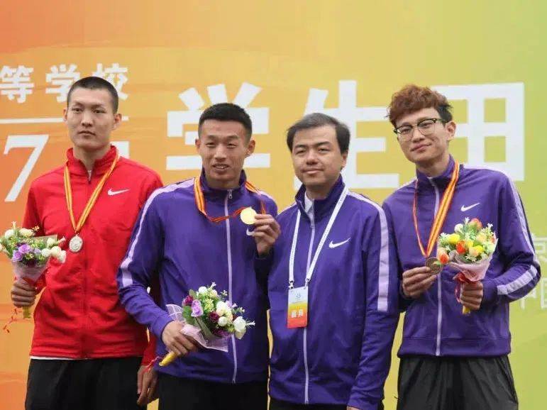 aoa体育新闻-凶险竞技场上，球员斗志昂扬的简单介绍