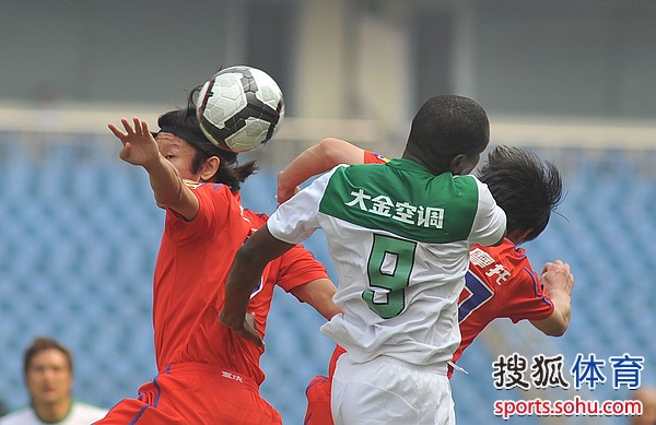 杭州绿城队主场击败重庆力帆，取得三分的简单介绍
