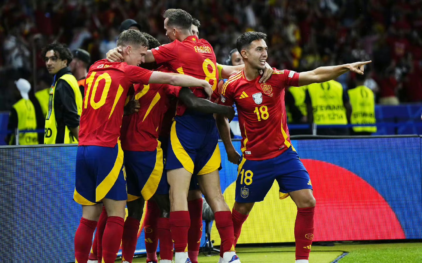 aoa体育教练-西班牙队赢得冠军，全队欢呼