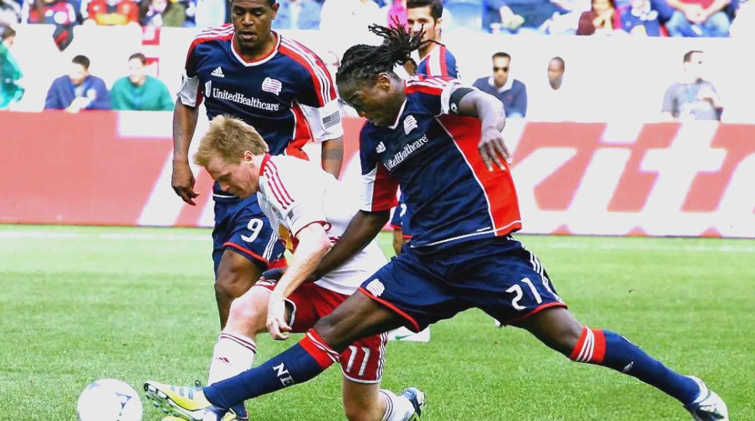 双方球队争分夺秒，激烈对抗