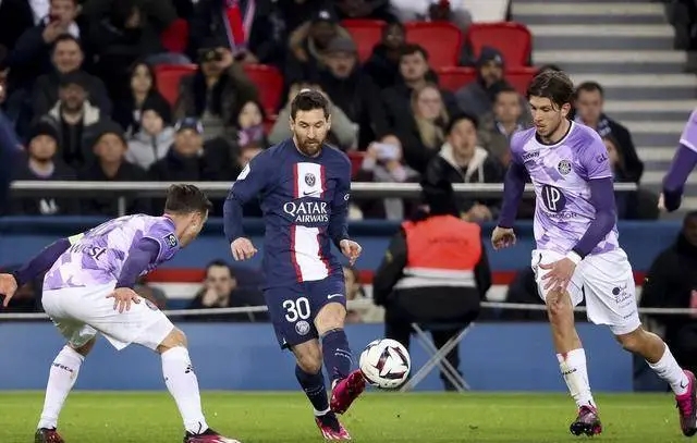 马赛加大净胜球优势，稳坐榜首位置