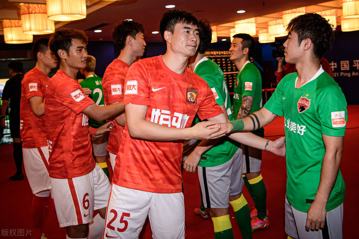 aoa体育直播-东道主球队在国际盛会上出色表现，成功晋级