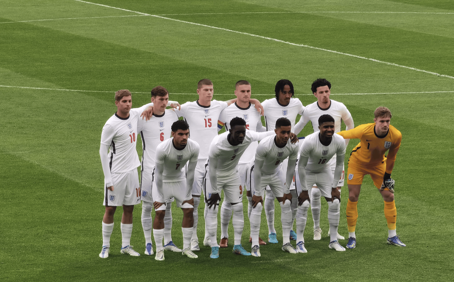 aoa体育-斯洛文尼亚晋级，全队球员庆祝获胜