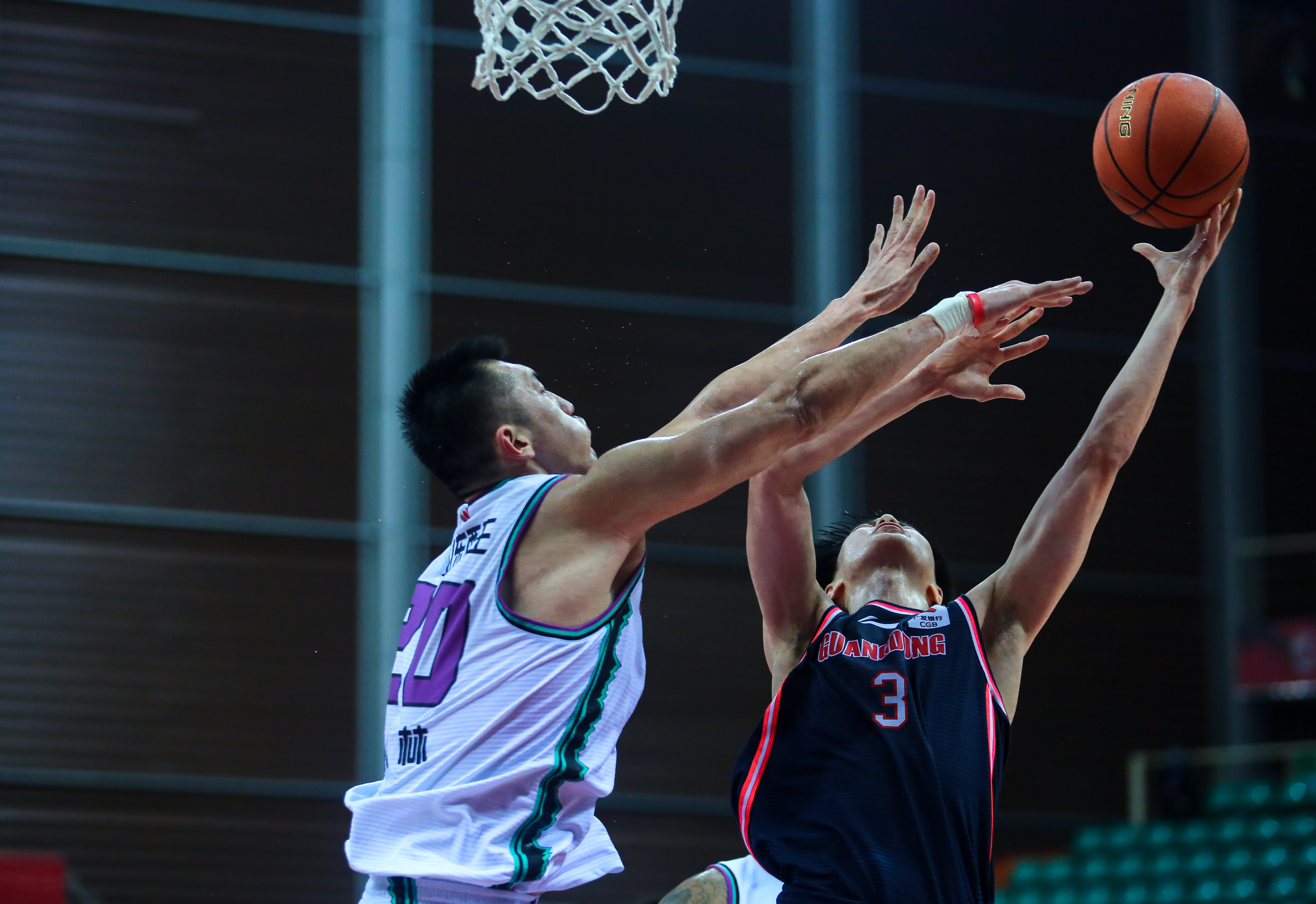 职业篮球联赛的激烈争夺引人入胜的简单介绍 职业篮球联赛的激烈争夺引人入胜的简单介绍